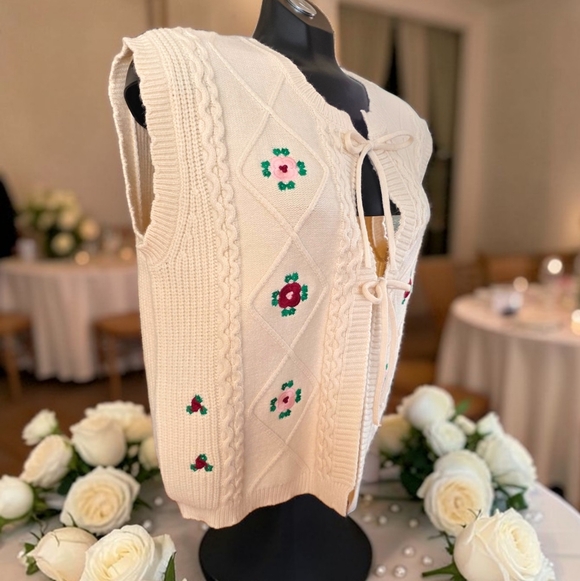 🆕️ Sincerely Jules Cream Cable Knit Floral Embroidery Cardigan Vest Size XL - Picture 2 of 8
